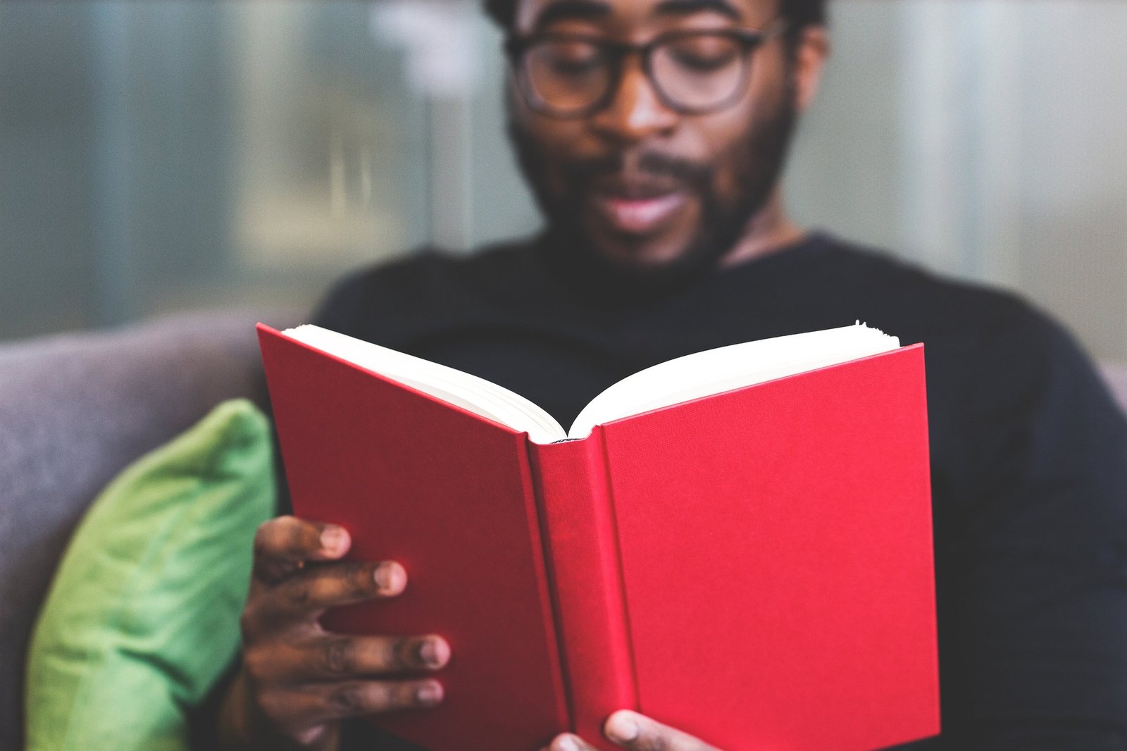 Homem de pele negra lendo um livro, simbolizando a aplicação da lei de cotas